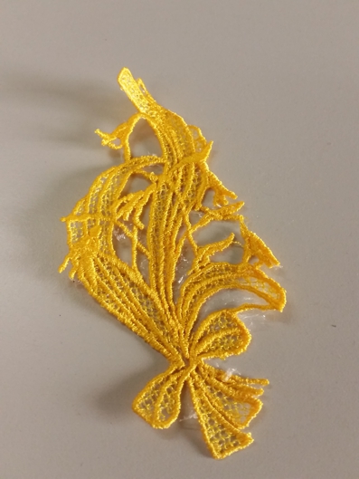 Prova ricamata con filo giallo Ramage medio