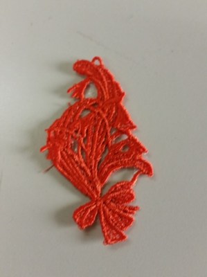 Prova ricamata con filo rosso Ramage piccolo