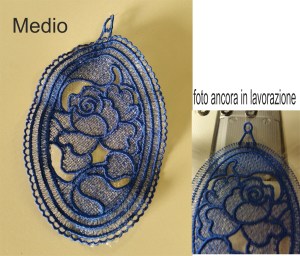 Prova ricamata Pendaglio ovale misura cm. 15 con rosa